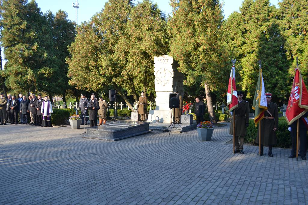 Miniaturka artykułu Apel poległych na cmentarzu wojennym z okazji 75 rocznicy bitwy pod Kockiem