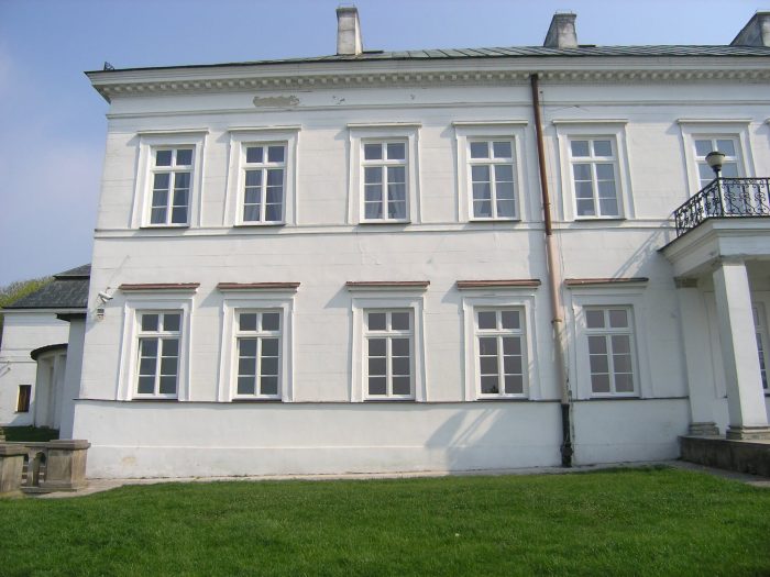 Miniaturka artykułu Zakończono roboty budowlane oraz prace konserwatorskie w obrębie elewacji pałacu oraz galerii w zespole pałacowo-parkowym w Kocku